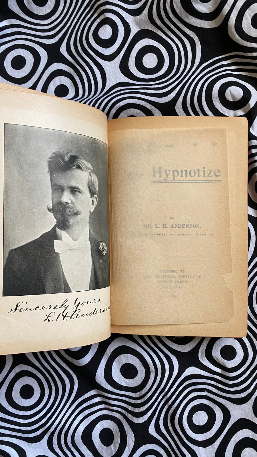 Additional condition view of How to Hypnotize by L. H. Anderson, 1896